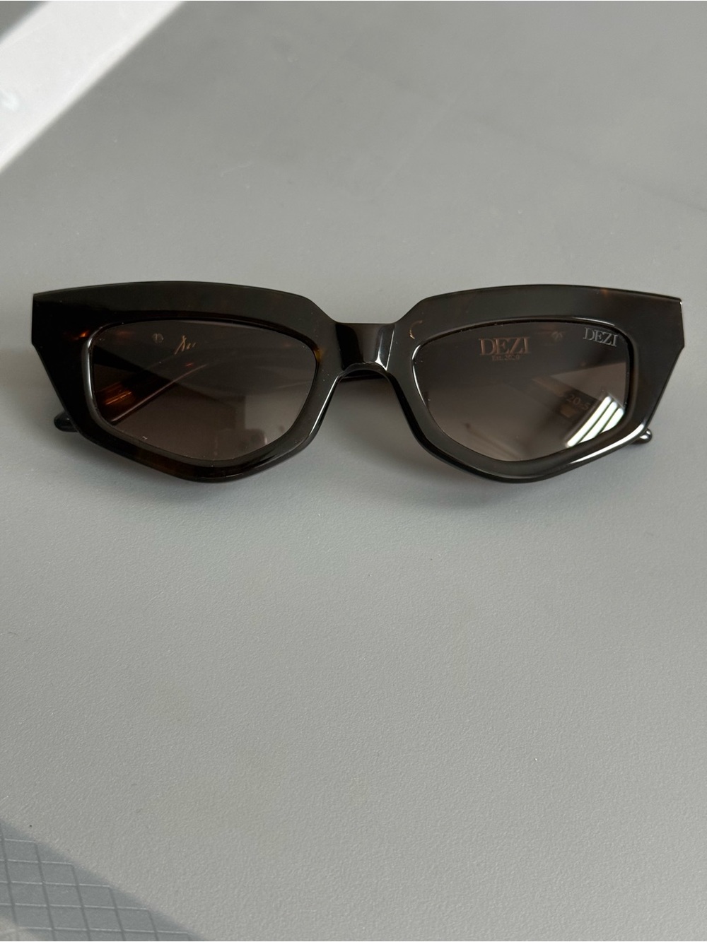 DEZI “On Read” Sunglasses in Tortoise